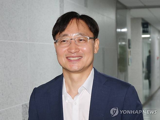 국세청장 후보자로 지명된 더불어민주당 임광현 의원 (서울=연합뉴스) 박동주 기자 = 국세청장 후보자로 지명된 더불어민주당 임광현 의원이 26일 서울 여의도 국회 의원회관 사무실을 나서고 있다. 2025.6.26 pdj6635@yna.co.kr