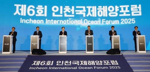 '격동하는 세계 경제, 다시 도약하는 해양산업' 제6회 인천국제해양포럼 개막     (인천=연합뉴스) 임순석 기자 = 3일 인천 연수구 송도컨벤시아에서 열린 제6회 인천국제해양포럼 개막식에서 김성범 해양수산부 차관(왼쪽부터), 유정복 인천시장, 이경규 인천항만공사 사장, 황대일 연합뉴스 대표이사 사장, 조명우 포럼 위원장(인하대 총장), 정일영 국회의원이 오프닝 세리머니를 하고 있다. 이 행사는 수도권 최대 규모의 해양 비즈니스 포럼으로 이날부터 4일까지 이틀간 열린다. 2025.7.3