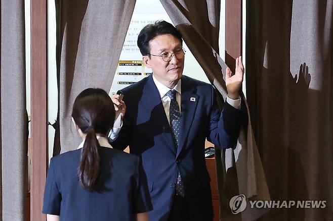 본인 임명동의안 투표 마친 김민석 국무총리 후보자 (서울=연합뉴스) 김주성 기자 = 김민석 총리 후보자가 3일 국회 본회의에서 본인의 임명동의안에 대한 투표를 마치고 기표소에서 나오고 있다. 2025.7.3 utzza@yna.co.kr