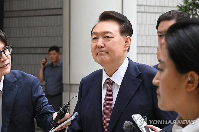 내란혐의 9차 공판 출석하는 윤석열 전 대통령 (서울=연합뉴스) 윤석열 전 대통령이 3일 서울 서초구 서울중앙지방법원에서 열린 내란 우두머리 혐의·직권남용 권리행사 방해 혐의 사건 9차 공판에 출석하고 있다. 2025.7.3 [사진공동취재단] photo@yna.co.kr