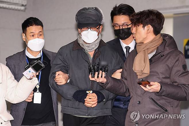 노상원 전 국군정보사령관, 검찰로 송치 (서울=연합뉴스) 서대연 기자 =  '12·3 비상계엄' 기획에 관여한 혐의로 구속된 노상원 전 국군정보사령관이 24일 오전 서울 은평구 서울서부경찰서에서 검찰로 송치되고 있다. 2024.12.24 dwise@yna.co.kr