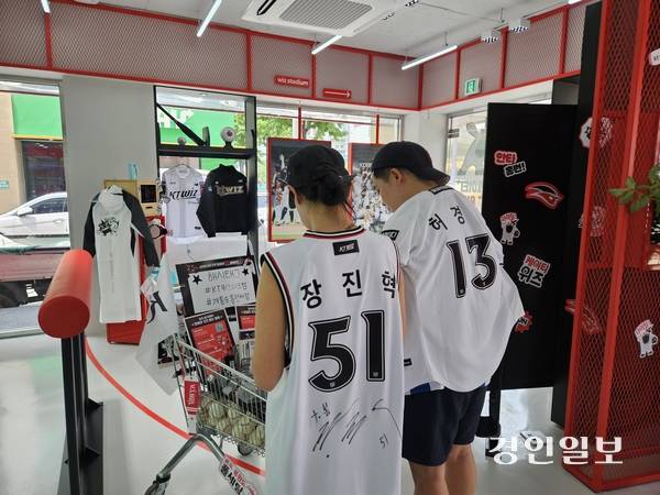 kt wiz 창단부터 팬이었다는 수원시민 김민우 씨가 kt위즈 특화 매장 이벤트에 참여하고 있다. 2025.7.4 /김지원기자 zone@kyeongin.com