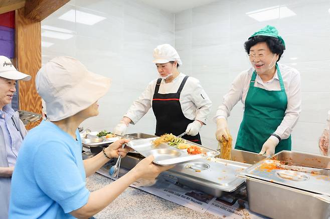 김경희 이천시장이 이천시노인종합복지관 경로식당을 찾아 배식봉사를 진행했다. 사진=이천시청