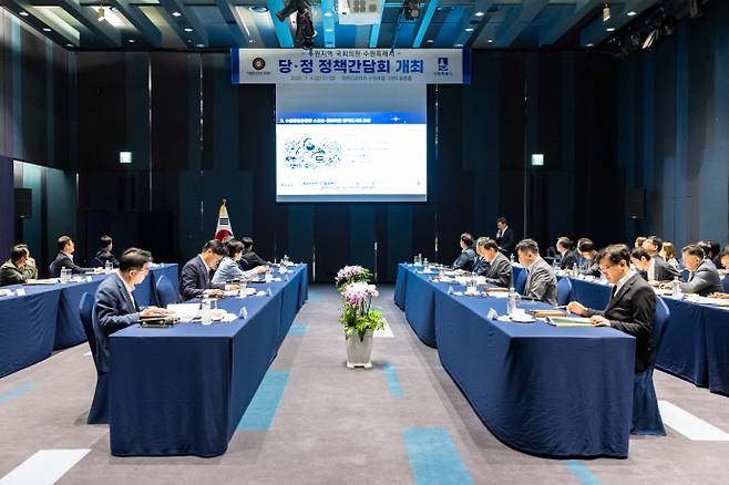 4일 라마다프라자수원호텔에서 이재준 수원시장과 수원 지역 국회의원 등이 당정 정책간담회를 갖고 내용을 논의하고 있다. 사진=수원시청