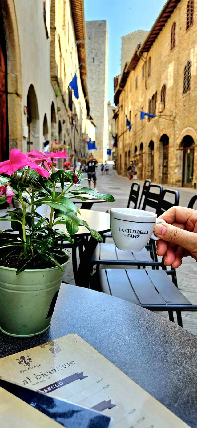 중세의 골목과 에스프레소 잔이 묘한 앙상블을 이룬다.