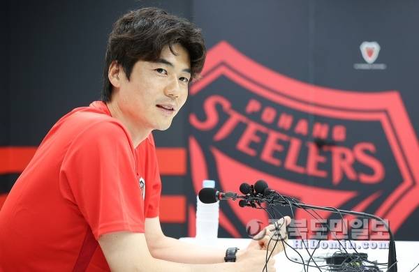 포항스틸러스에 입단한 기성용이 4일 포항시 포항스틸러스 송라클럽하우스에서 열린 미디어데이 행사에서 입단 소감을 밝히고 있다. 사진=포항스틸러스 제공