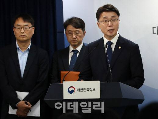 [이데일리 김태형 기자] 류제명(오른쪽) 과학기술정보통신부 2차관이 4일 오후 정부서울청사 브리핑룸에서 ‘SK텔레콤 침해사고 최종 조사결과 발표’를 하고 있다.