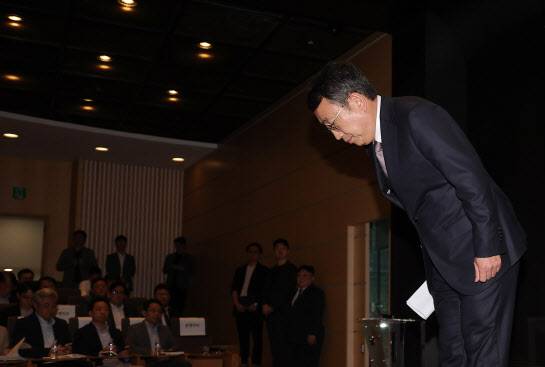 유영상 SK텔레콤 대표이사가 정부의 해킹 사태 관련 최종 조사 결과가 발표된 4일 서울 중구 SKT타워에서 열린 해킹 사태 관련 입장 및 향후 계획 발표 기자회견에서 고개숙여 사과하고 있다.(사진=연합뉴스)