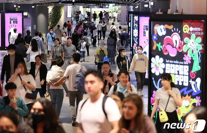 서울 송파구 롯데월드몰이 이용 고객들로 붐비고 있다. 2023.5.28/뉴스1 ⓒ News1 신웅수 기자