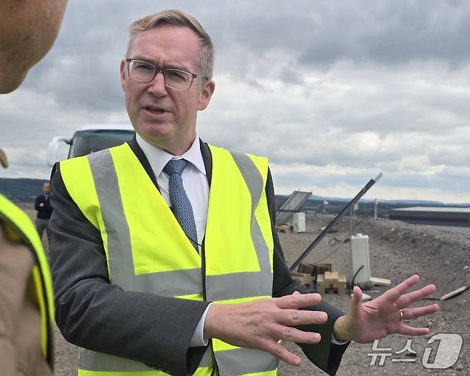 콜린 크룩스 주한영국대사가 6월 25일 티스밸리를 찾아 현지 개발 가능성 등에 대해 설명하고 있다. ⓒ 뉴스1 황덕현 기자