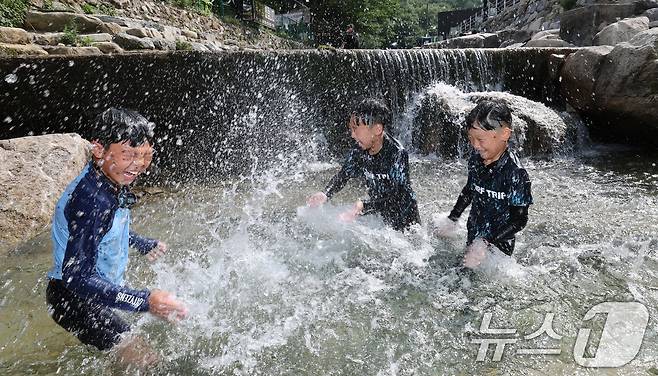 연일 한낮 최고기온이 30도를 넘기며 무더운 날씨가 이어진 가운데 3일 충남 공주 동학사 계곡에서 아이들이 물놀이를 하며 더위를 식히고 있다. 2025.7.3/뉴스1 ⓒ News1 김기태 기자