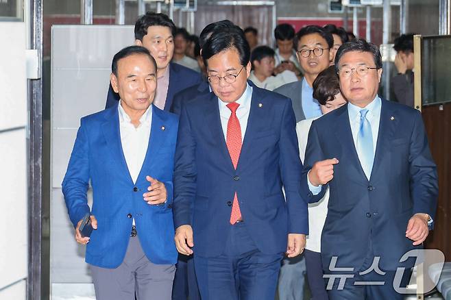 송언석 국민의힘 비상대책위원장 겸 원내대표(가운데), 박덕흠(왼쪽), 김대식 비대위원이 1일 오후 서울 여의도 국회에서 비공개로 열린 비상대책위원회의에 입장하고 있다. 2025.7.1/뉴스1 ⓒ News1 안은나 기자