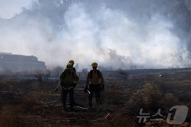 소방관들이 캘리포니아 리버사이드 카운티에서 진화작업에 나선 모습. 2025. 07. 01 ⓒ 로이터=뉴스1 ⓒ News1 박우영 기자