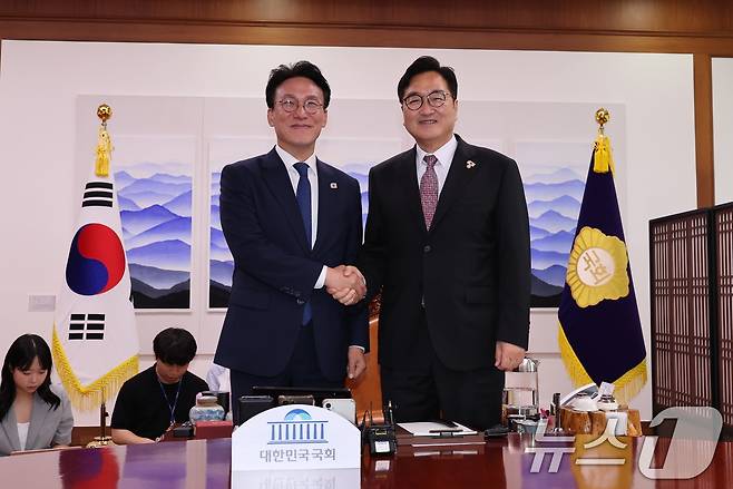 우원식 국회의장이 4일 서울 여의도 국회 집무실에서 김민석 국무총리와 악수하고 있다. 2025.7.4/뉴스1 ⓒ News1 박지혜 기자