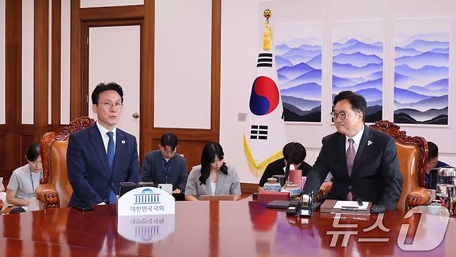 우원식 국회의장이 4일 서울 여의도 국회 집무실에서 김민석 국무총리와 환담을 하고 있다. 2025.7.4/뉴스1 ⓒ News1 박지혜 기자