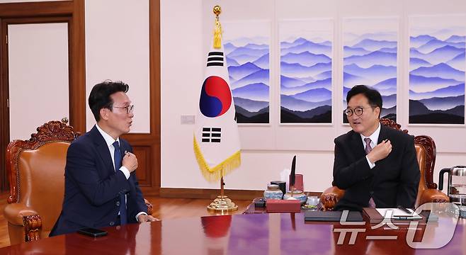 김민석 신임 국무총리가 4일 서울 여의도 국회 의장 집무실에서 우원식 국회의장을 예방하고 있다. ⓒ News1 박지혜 기자