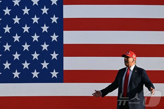 도널드 트럼프 미국 대통령이 3일(현지 시간) 아이오와주 디모인 아이오와 주립 박람회장에서 열린 '미국에 경례'(Salute to America) 행사에서 연설을 하기 위해 무대에 오르고 있다. 2025.07.03. ⓒ AFP=뉴스1 ⓒ News1 윤다정 기자