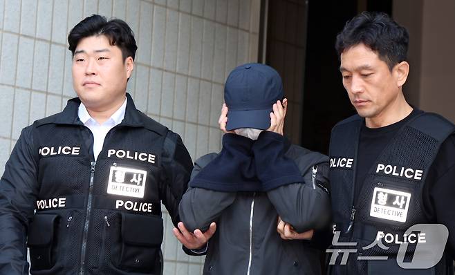 강서구 오피스텔 살인 피의자 김 모 씨가 10일 오후 서울 양천구 서울남부지방법원에서 구속 전 피의자 심문(영장실질심사)을 마치고 이동하고 있다. 2024.11.10/뉴스1 ⓒ News1 김명섭 기자