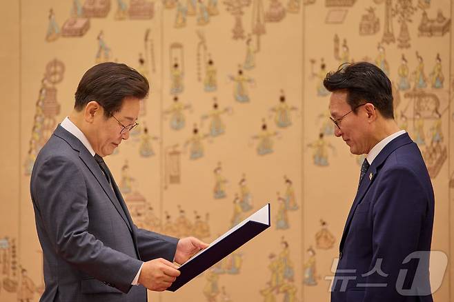 이재명 대통령이 4일 서울 용산 대통령실 청사에서 열린 임명장 수여식에서 김민석 신임 국무총리에게 임명장을 수여하고 있다. (대통령실 제공. 재판매 및 DB 금지) 2025.7.4/뉴스1 ⓒ News1 이재명 기자