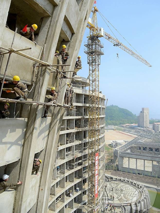 (평양 노동신문=뉴스1) = 북한 노동당 기관지 노동신문은 4일 "동해의 명승 명사십리에 우리 식의 해안관광도시, 인민의 문화 휴양지가 웅장하고 화려하게 솟아났다"며 연일 원산 갈마해안관광지구를 홍보했다. [국내에서만 사용가능. 재배포 금지. DB 금지. For Use Only in the Republic of Korea. Redistribution Prohibited] rodongphoto@news1.kr