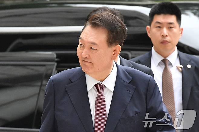 윤석열 전 대통령이 3일 서울 서초구 서울중앙지방법원에서 열린 우두머리 혐의·직권남용 권리행사 방해 혐의 사건 9차 공판에 출석하고 있다./뉴스1 ⓒ News1 사진공동취재단