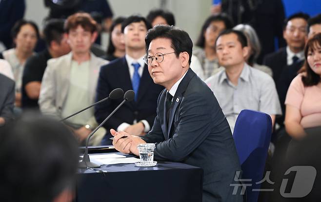 이재명 대통령이 4일 대전컨벤션센터에서 타운홀 미팅 형식으로 열린 '국민소통 행보 2탄, 충청의 마음을 듣다'에서 취재진의 질문을 듣고 있다. (대전충남사진공동취재단) 2025.7.4/뉴스1 ⓒ News1 김기태 기자