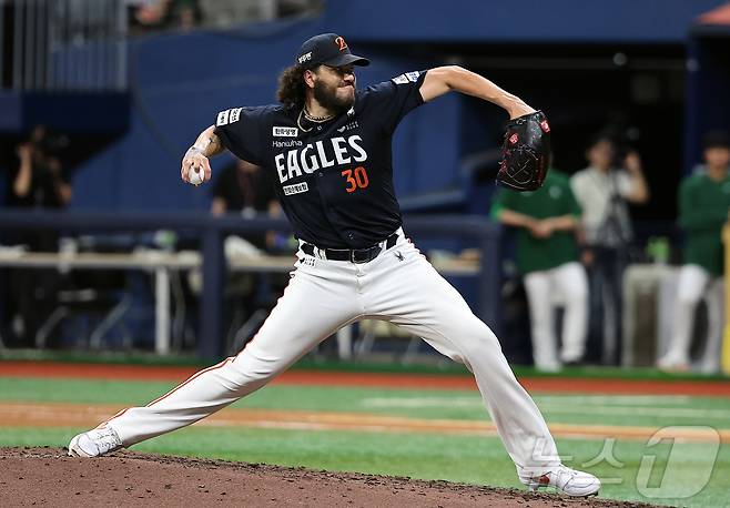 4일 오후 서울 구로구 고척스카이돔에서 열린 프로야구 '2025 신한 SOL뱅크 KBO 리그' 한화 이글스와 키움 히어로즈의 경기, 한화 선발 폰세가 6회말 등판해 힘차게 공을 던지고 있다. 2025.7.4/뉴스1 ⓒ News1 김진환 기자