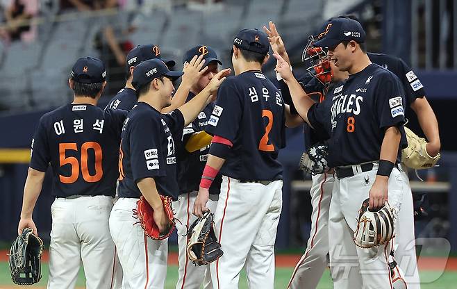 4일 오후 서울 구로구 고척스카이돔에서 열린 프로야구 '2025 신한 SOL뱅크 KBO 리그' 한화 이글스와 키움 히어로즈의 경기에서 2대1로 승리한 한화 선수들이 기쁨을 나누고 있다. 2025.7.4/뉴스1 ⓒ News1 김진환 기자
