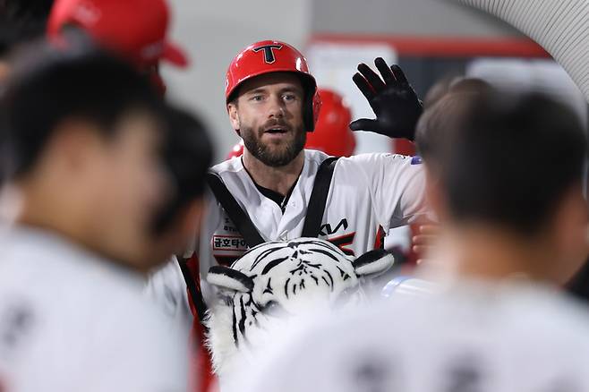 위즈덤이 홈런을 친 뒤 동료들과 하이파이브를 하고 있다. 사진 | KIA 타이거즈