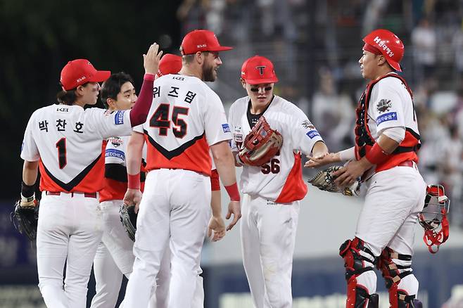 KIA 선수들이 승리 후 하이파이브를 하고 있다. 사진 | KIA 타이거즈
