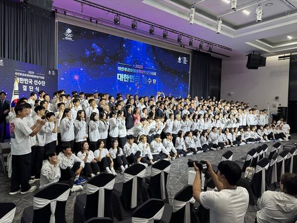 ​2025 라인-루르 하계 세계 대학 경기대회에 출전하는 대한민국 선수단이 4일 서울올림픽파크텔에서 결단식을 열고 선전을 다짐했다. /사진=STN뉴스(송호준)2025 라인-루르 하계 세계 대학 경기대회에 출전하는 대한민국 선수단이 4일 서울올림픽파크텔에서 결단식을 열고 선전을 다짐했다. /사진=STN뉴스 송호준