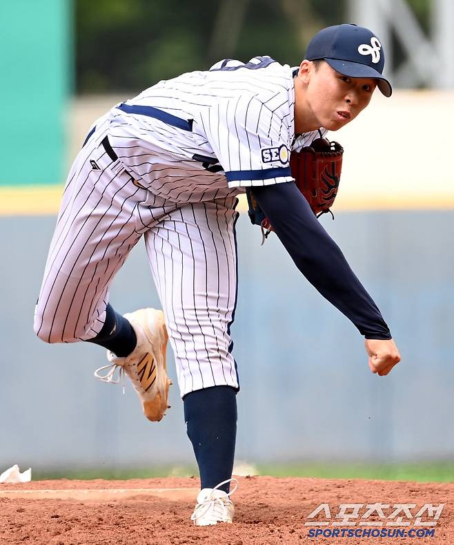 3일 서울 목동구장에서 열린 제80회 청룡기 고교야구선수권 대회 및 주말리그 왕중왕전 성남고와 서울고의 경기, 서울고 이호범이 역투하고 있다. 목동=허상욱 기자