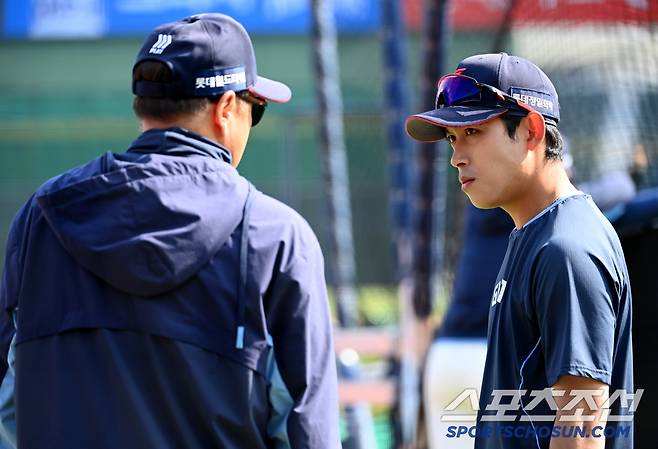 11일 부산 사직구장에서 열린 롯데와 NC의 경기, 롯데 황성빈이 조원우 코치와 이야기를 하고 있다. 부산=허상욱 기자wook@sportschosun.com/2025.04.11/