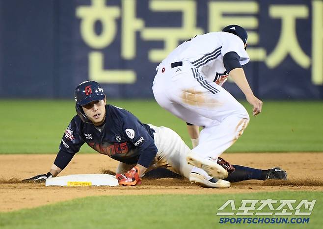25일 서울 잠실구장에서 열린 롯데-두산전. 8회초 1사 황성빈이 3루수 실책으로 출루해 2루 도루를 성공시키고 있다. 잠실=정재근 기자 cjg@sportschosun.com/2025.4.25/