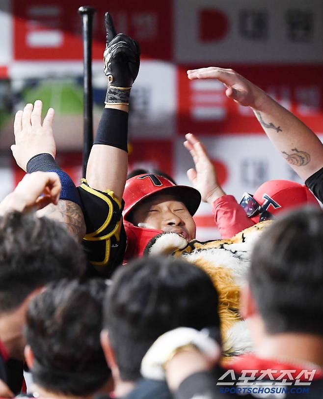 25일 서울 고척스카이돔에서 열린 KIA-키움전. 7회초 무사 대타 고종욱이 우월 솔로포를 친 후 동료들의 축하를 받고 있다. 고척=정재근 기자 cjg@sportschosun.com/2025.6.25/