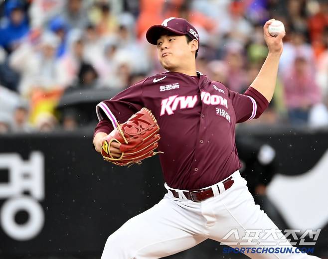 12일 대전 한화생명볼파크에서 열린 키움과 한화의 경기, 키움 선발투수 정현우가 역투하고 있다. 대전=허상욱 기자wook@sportschosun.com/2025.04.12/