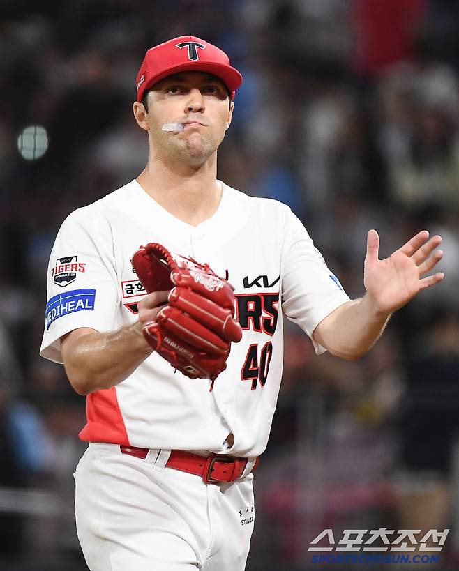 4일 광주 기아 챔피언스필드에서 열린 롯데-KIA전. 6회까지 무실점으로 호투한 네일이 팬들의 응원에 박수를 보내고 있다. 광주=정재근 기자 cjg@sportschosun.com/2025.7.4/