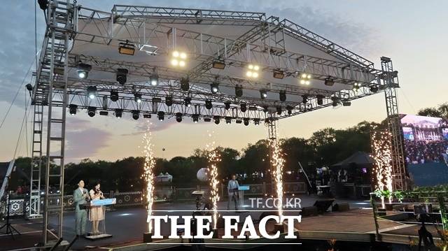 제23회 부여서동연꽃축제 개막식이 4일 오후 서동공원(궁남지) 일원에서 열린 가운데 정찬국 부여문화원장이 개막을 선언하고 있다. /김형중 기자