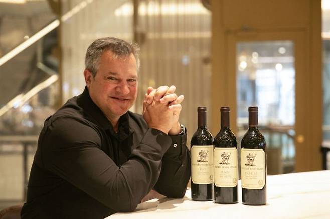 '스택스 립 와인셀라(Stag's Leap Wine Cellars)'의의 헤드 와인메이커 마커스 노타로(Marcus Notaro)가 최근 한국을 방문에 와이너리에 대해 소개했다.