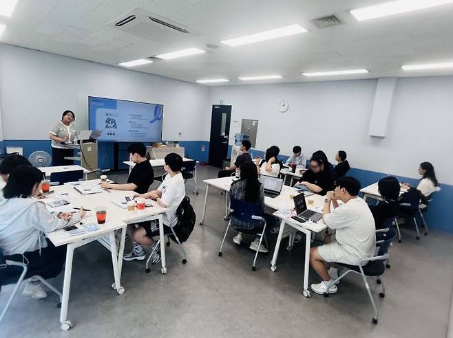 '청년도전 지원사업’ 참여 청년들이 취업 관련 강의를 듣고 있다. 마포구 제공.
