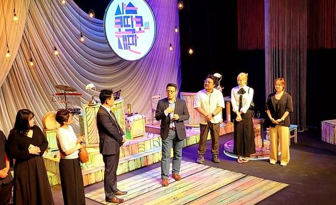 정병국 한국문화예술위원장이 4일 아르코꿈밭극장에서 개선된 극장 시설을 설명하고 있다.