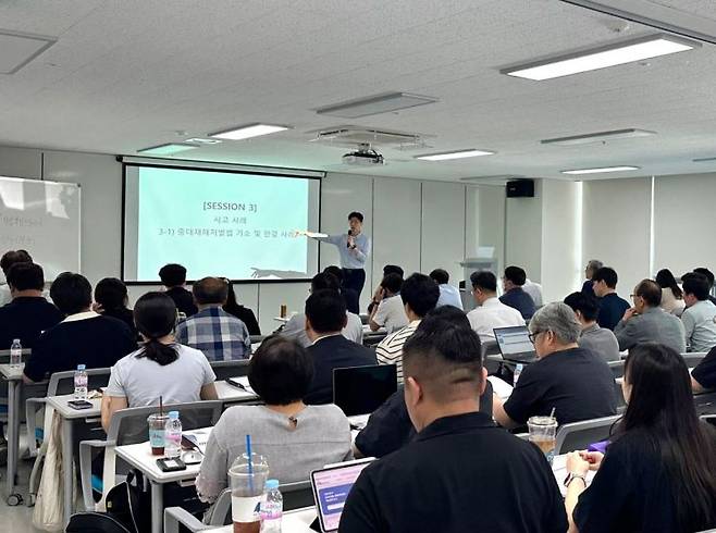 대한해운과 KLCSM이 지난달 27일 부산 중구 KLCSM 본사에서 상반기 협력사 안전보건교육을 진행하고 있다.