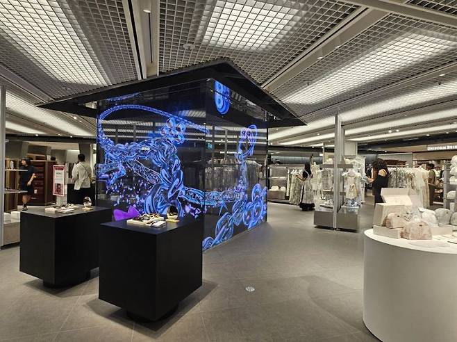 키네틱 그라운드  내 팝업 매장(키네틱 스테이지) 전경. 미디어 월이 설치돼 브랜드 로고와 제품을 노출시킬 수 있다. 사진=박재현 기자