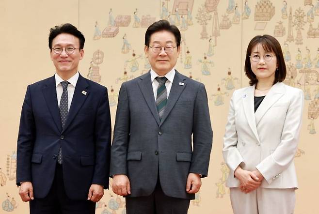 이재명 대통령이 4일 용산 대통령실에서 김민석 국무총리에게 임명장을 수여한 후 기념촬영을 하고 있다. 오른쪽은 김 총리 부인 이태린 여사. 연합뉴스