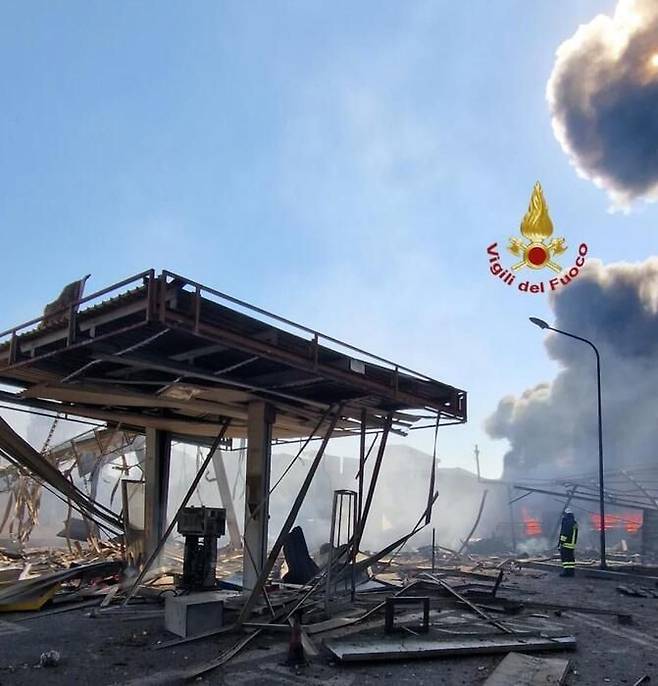 폭발 사고로 전부 타버린 주유소. 연합뉴스