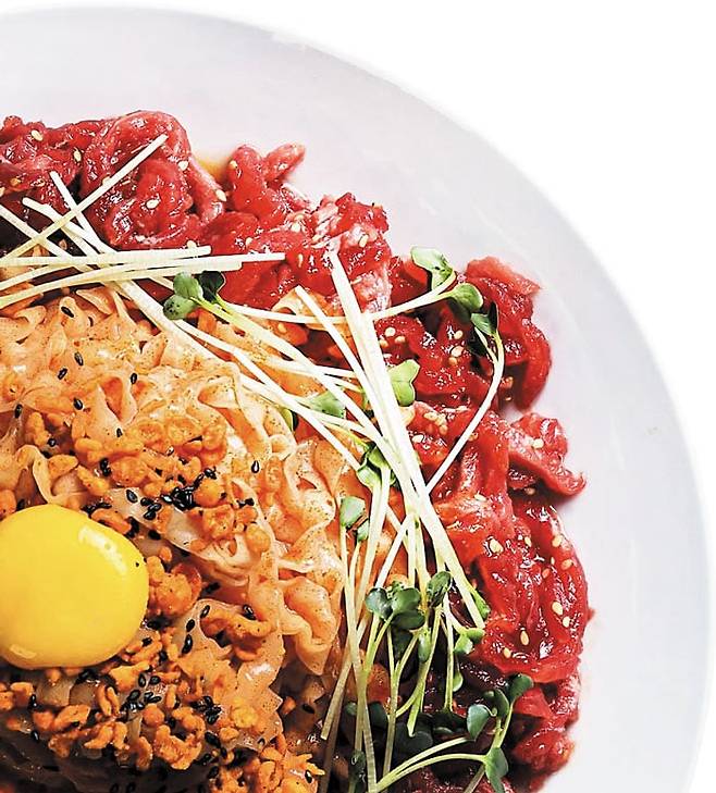 농심 '배홍동칼빔면'으로 만든 '육회비빔면'. /농심 인스타그램