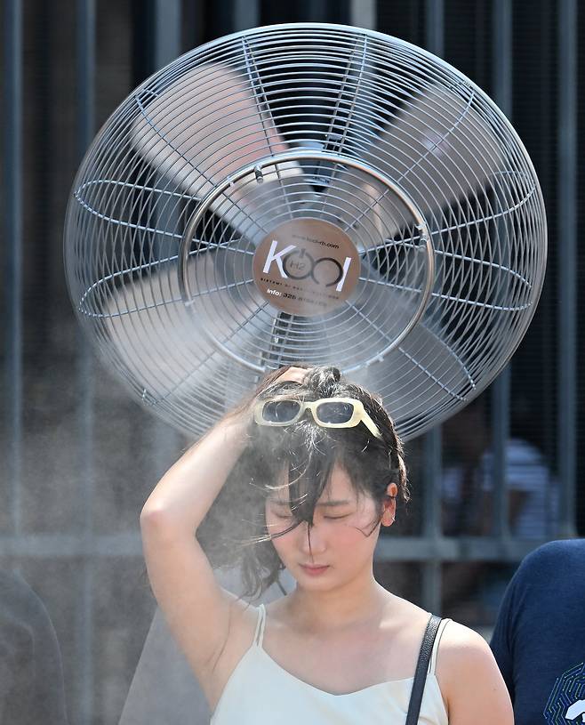 지난 6월 26일 이탈리아 로마에서 한 여성이 선풍기 아래서 더위를 식히고 있다./신화 연합뉴스