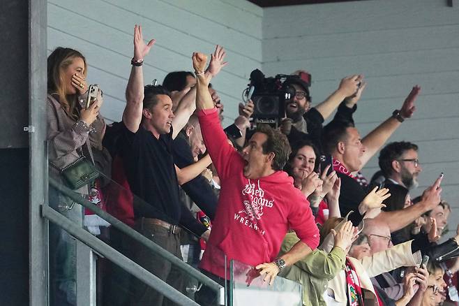 27일 경기장에서 친구 가족들과 함께 렉섬을 응원하는 라이언 레이놀즈(오른쪽)와 롭 매컬헤니. /AP 연합뉴스