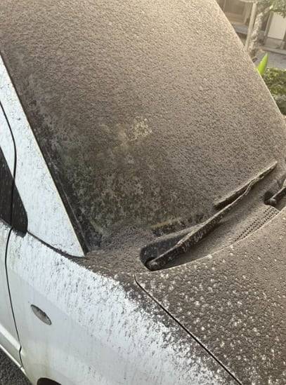 차량 위에 화산재가 덮인 모습. /X