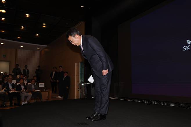 유영상 SK텔레콤 사장이 정부의 해킹 사태 관련 최종 조사 결과가 발표된 4일 서울 중구 SKT타워에서 열린 해킹 사태 관련 입장 및 향후 계획 발표 기자회견에서 고개숙여 사과하고 있다./연합뉴스